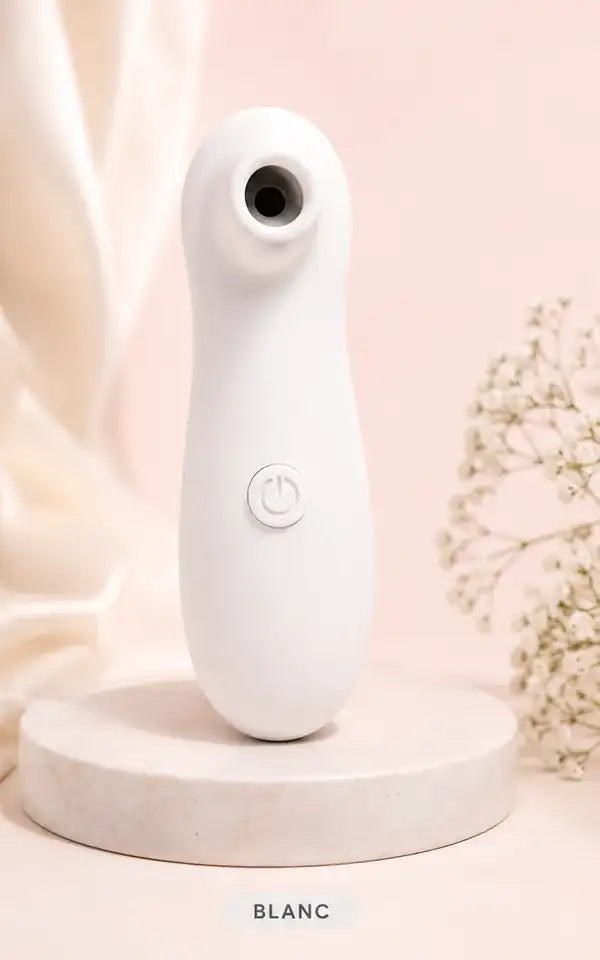 L'Essentielle blanche posée sur un socle en pierre