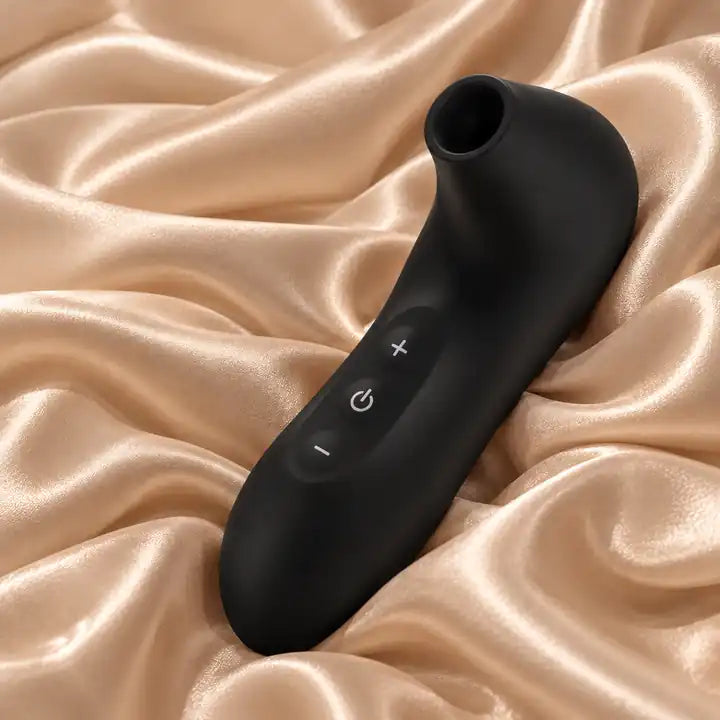 L'Intense noir posé sur un drap satiné doré
